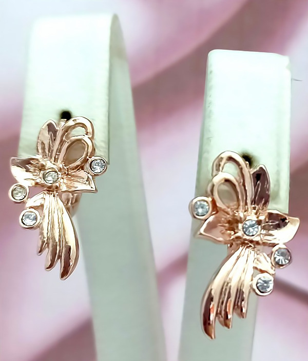 Сережки булатні з фіанітами.(англійська застібка) Висота сережки 1,8 см ширина 16 мм.