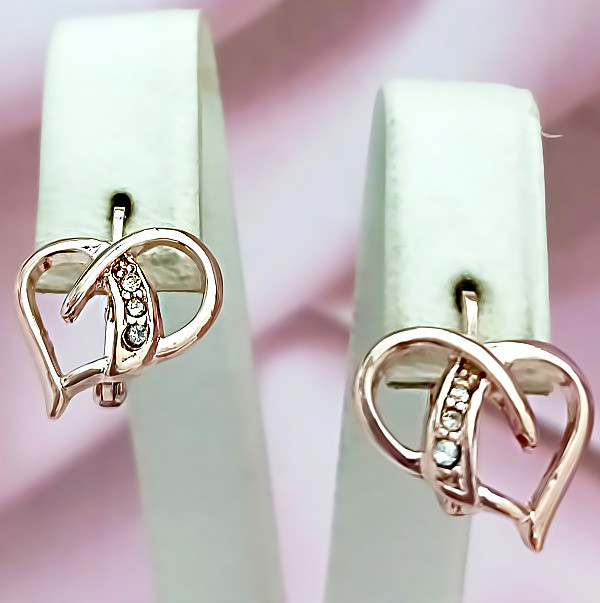 Сережки булатні з фіанітами.(англійська застібка) Висота сережки 1,8 см ширина 16 мм.