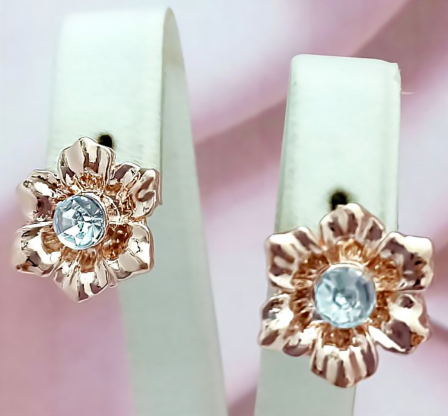 Сережки булатні з фіанітами.(англійська застібка) Висота сережки 1,8 см ширина 16 мм.