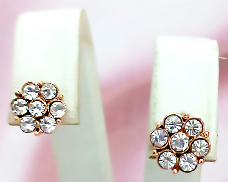 Сережки булатні з фіанітами.(англійська застібка) Висота сережки 1,8 см ширина 16 мм.