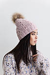 Шапка жіноча тепла в'язана, колір пудровий із натуральним помпоном, фото 4