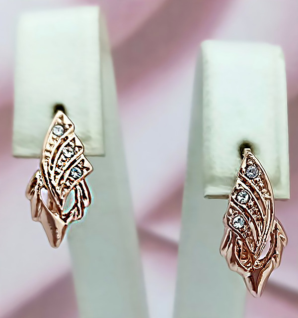 Сережки булатні з фіанітами.(англійська застібка) Висота сережки 1,8 см ширина 16 мм.