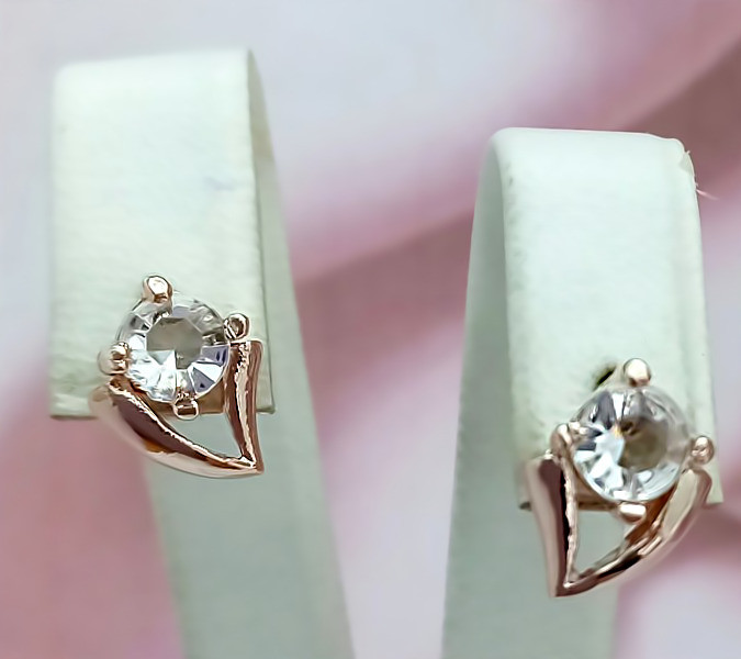 Сережки булатні з фіанітами.(англійська застібка) Висота сережки 1,8 см ширина 16 мм.