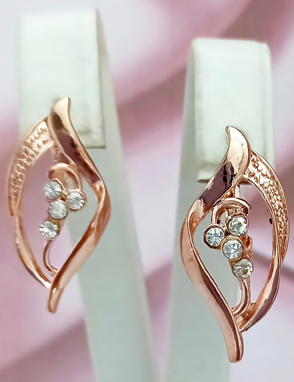 Сережки булатні з фіанітами.(англійська застібка) Висота сережки 1,8 см ширина 16 мм.