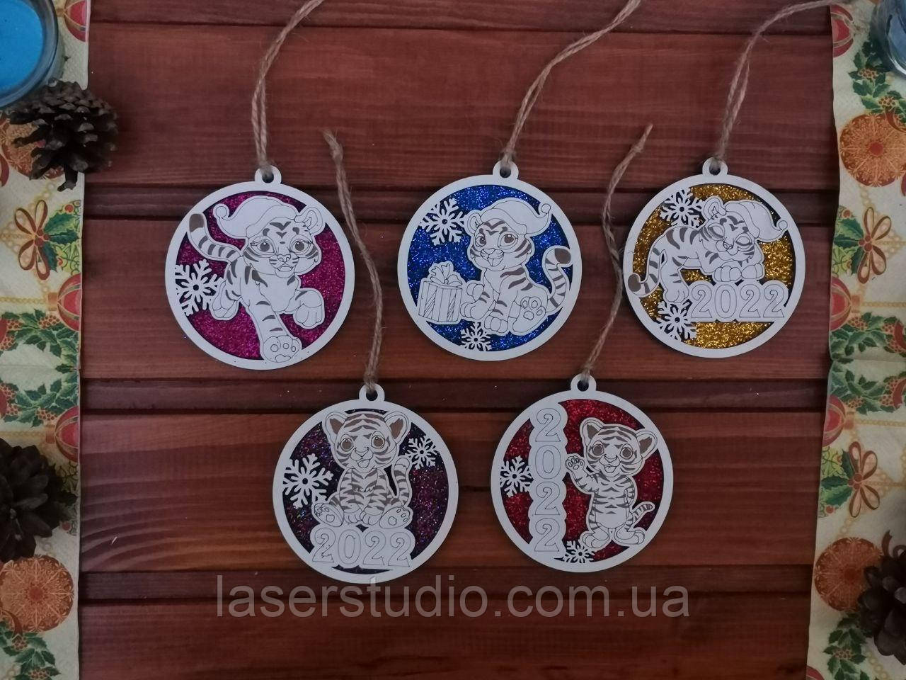 Новорічна ялинкова іграшка тигрятко в колі (ХДФ) + кольорова глітерная підложка, фото 1