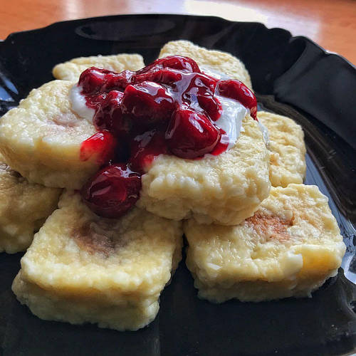ЛІНИВІ ВАРЕНИКИ З АРАХІСОВОЮ ПАСТОЮ ТА ВИШНЕВИМ СОУСОМ 🍒