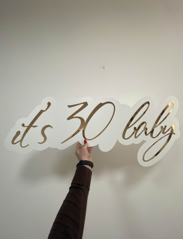 Напис It`s 30 baby Manific Decor із дзеркального пластику на стіну до дня народження на білій основі Золотий Ширина напису – 90 см
