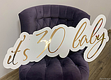 Напис It`s 30 baby Manific Decor із дзеркального пластику на стіну до дня народження на білій основі Золотий Ширина напису – 90 см, фото 5