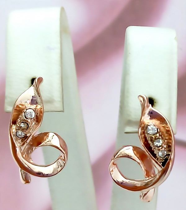 Сережки булатні з фіанітами.(англійська застібка) Висота сережки 1,8 см ширина 16 мм.