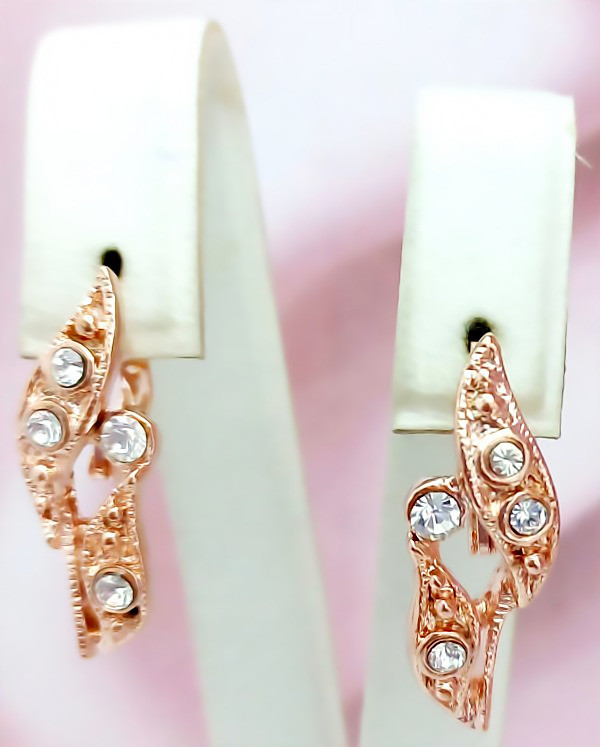 Сережки булатні з фіанітами.(англійська застібка) Висота сережки 1,8 см ширина 16 мм.