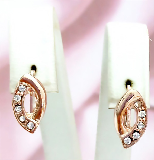 Сережки булатні з фіанітами.(англійська застібка) Висота сережки 1,8 см ширина 16 мм.