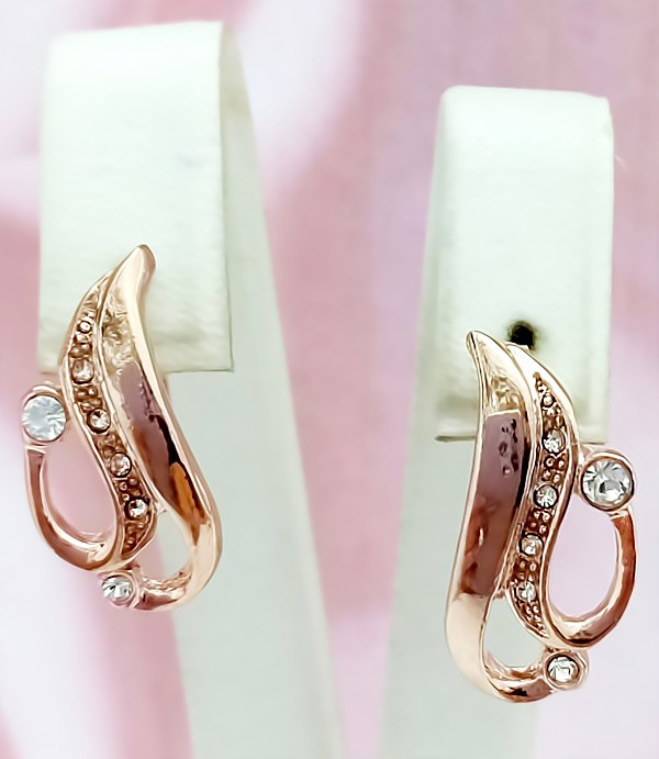 Сережки булатні з фіанітами.(англійська застібка) Висота сережки 1,8 см ширина 16 мм.