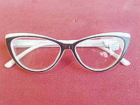 Жіночі стильні окуляри для зору в білій оправі.