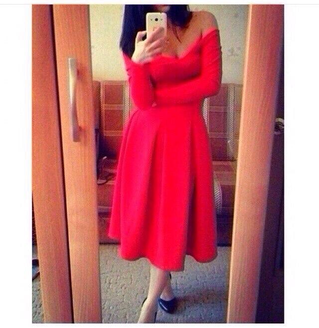 Плаття з відкритими плечима червоне.