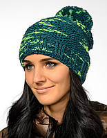 Красивая женская молодежнаязеленая вязаная шапка с помпоном.