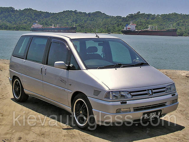 Лобове скло на PEUGEOT 806