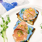 ТОСТІ З ГОЛУБИМ КРЕМ-СІРОМ ТА СОЛЕНИМ ЛОСОСЕМ