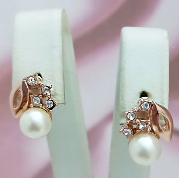 Сережки гвоздики булатні з фіанітами і перлами Довжина сережки 2,5 см Ширина 13 мм.