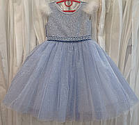 Блискуча біло-синя ошатна дитяча сукня з коротким рукавчиком і пір'ям на 3-4 рочки