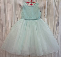 Блестящее бело-бирюзовое нарядное детское платье с коротким рукавчиком и перьями на 3-4 годика