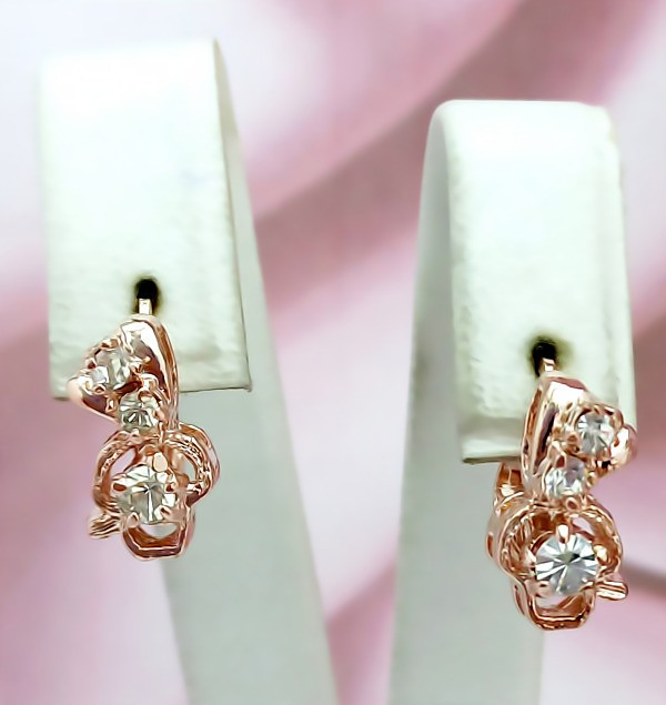 Сережки булатні з фіанітами.(англійська застібка) Висота сережки 1,8 см ширина 16 мм.