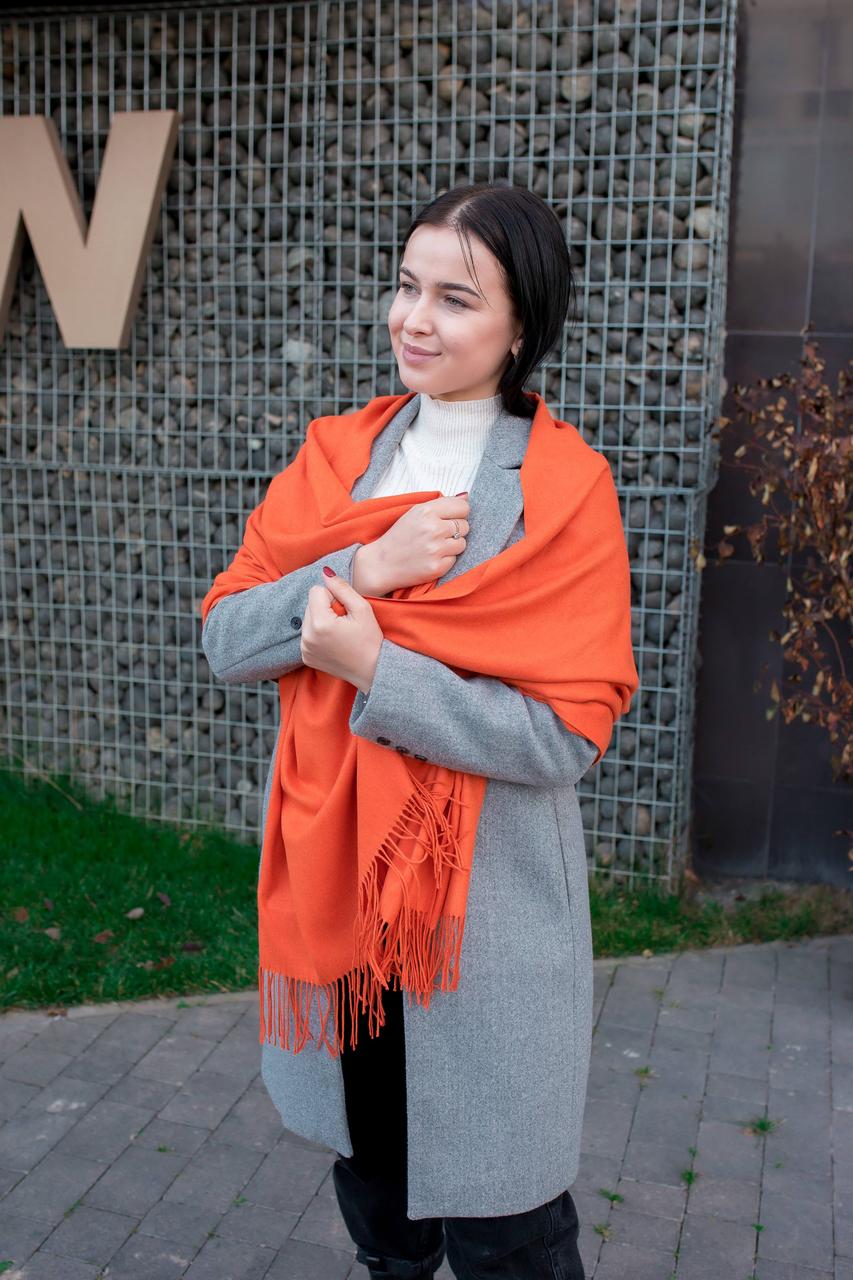 Однотонный кашемировый палантин женский яркий с бахромой качественный красивый стильный оранжевый - фото 2 - id-p1516592584