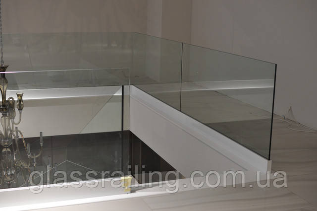 Огорожа атріуму зі скла