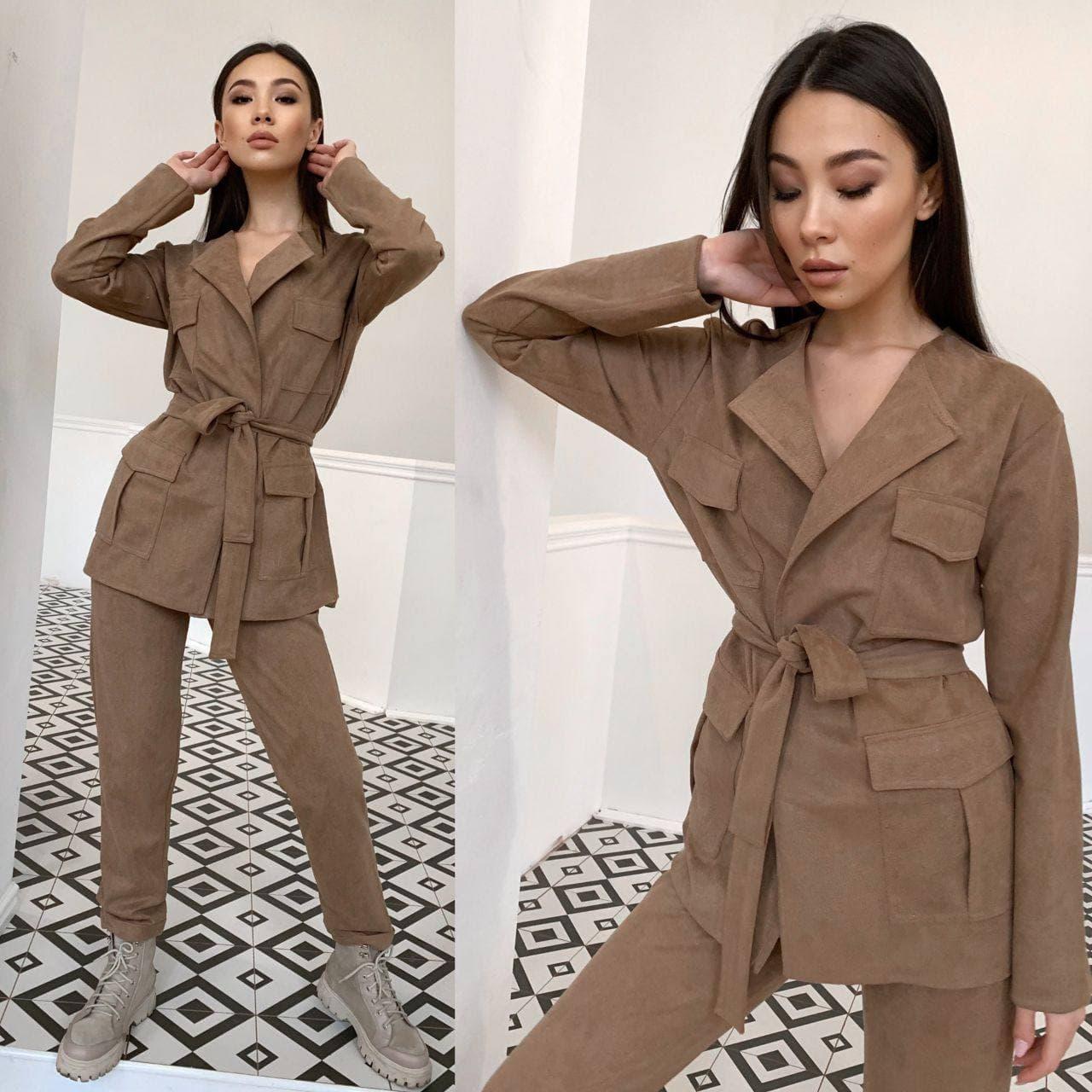 Костюм замшевий штани висока талія й піджак із кишенями та поясом