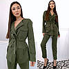 Костюм замшевий штани висока талія й піджак із кишенями та поясом, фото 7