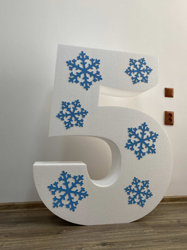 Об’ємна декоративна цифра 5 стилізована до Нового року зі сніжинками з пінопласту, фото 1