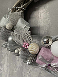 Декоративний святковий новорічний вінок з кульками з лози, фото 4