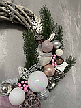 Декоративний святковий новорічний вінок з кульками з лози, фото 5