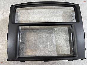 Рамка магнітоли центральної консолі Mitsubishi Pajero Wagon IV 2006-2021