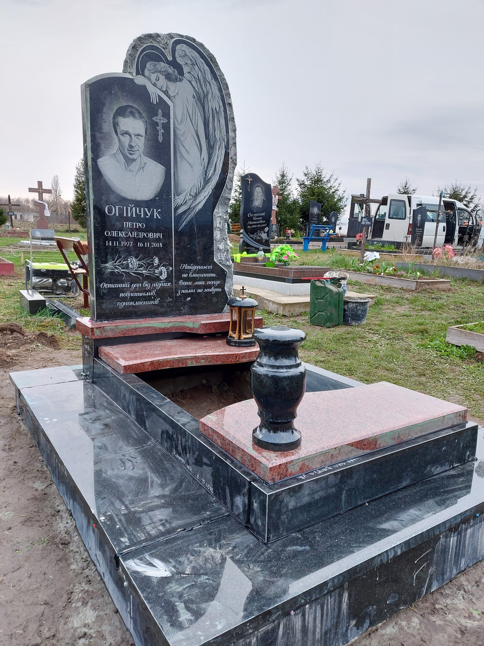 Пам'ятник Українському воїну АТО на могилу 1300*2000