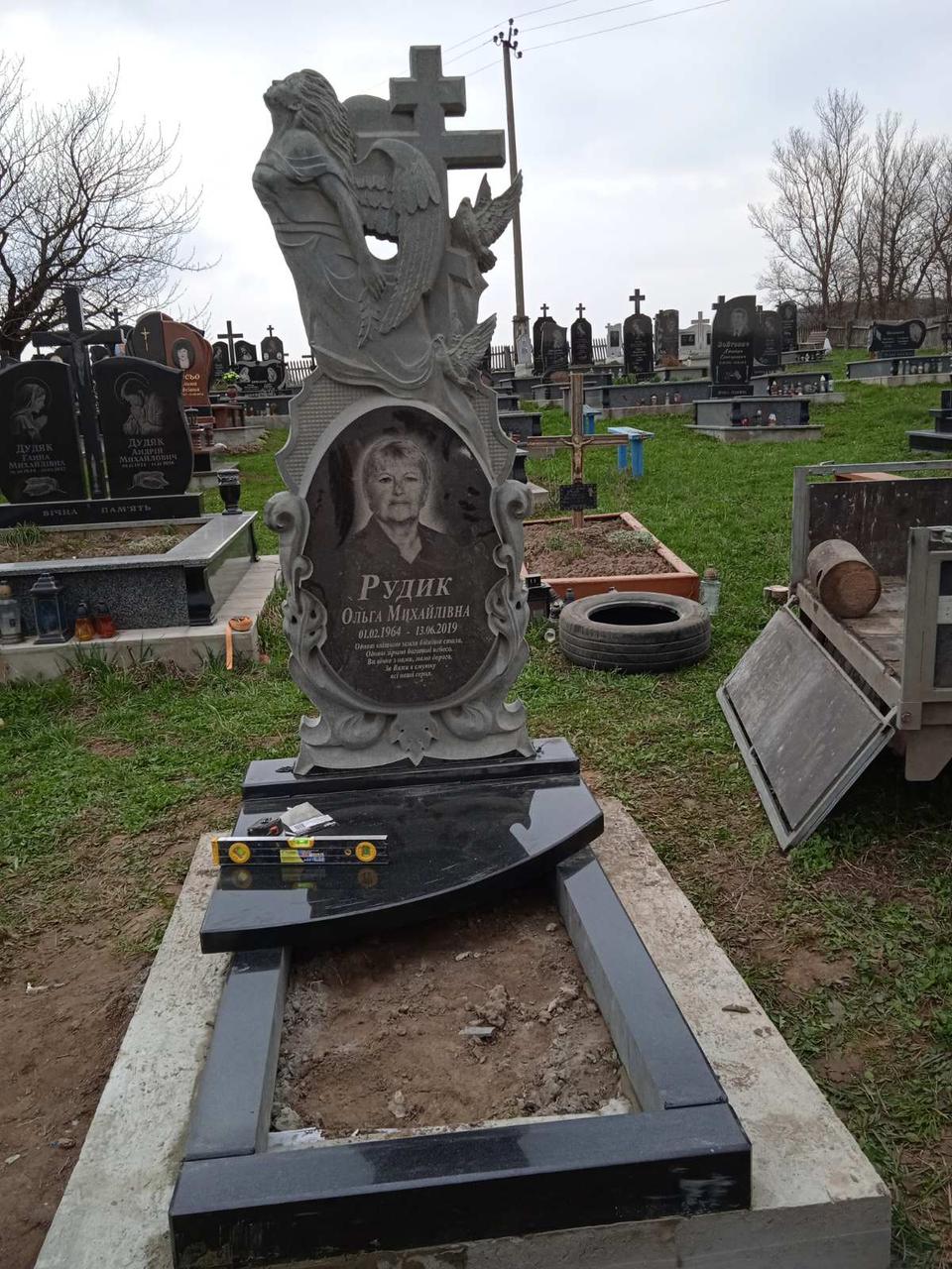 Пам'ятник із ангелом крила із граніту габро 1800*800*160, фото 1