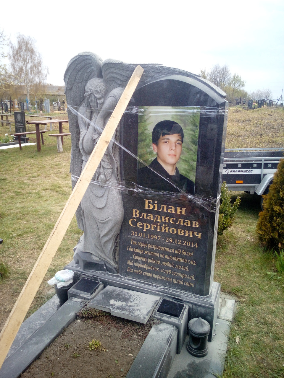 Ангел на пам'ятник із чорного граніту 1800*1200*300