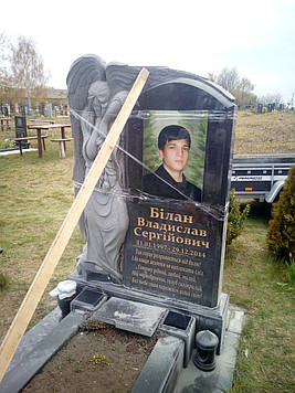 Ангел на пам'ятник із чорного граніту 1800*1200*300