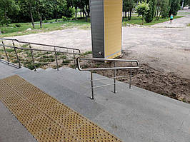 Перила для лестницы из нержавейки. Ограждение пандуса. Молодежный центр Романтика г. Сумы 2