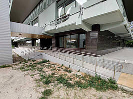 Перила для лестницы из нержавейки. Ограждение пандуса. Молодежный центр Романтика г. Сумы 3