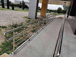 Перила для лестницы из нержавейки. Ограждение пандуса. Молодежный центр Романтика г. Сумы 4