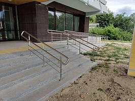 Перила для лестницы из нержавейки. Ограждение пандуса. Молодежный центр Романтика г. Сумы 5