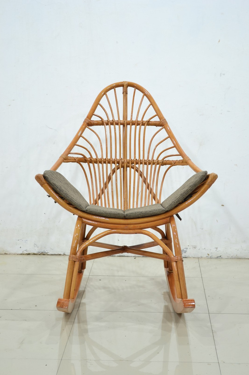 Крісло-гойдалка плетене Нео Cruzo 106х100х77 см з ротанга з м'якою подушечкою