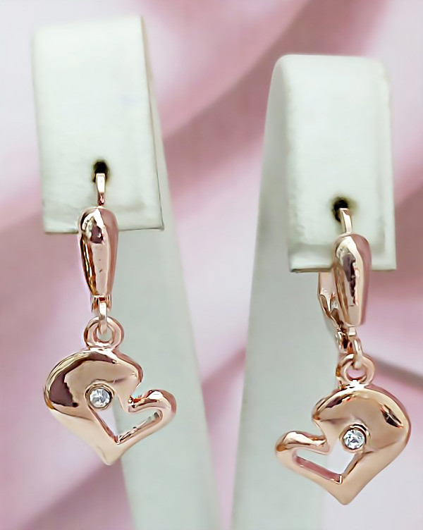 Сережки булатні з фіанітами.(англійська застібка) Висота сережки 1,8 см ширина 16 мм.