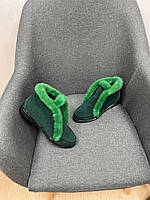 Стильні жіночі лофери з натуральної замші, зелені з облямівкою з норки. Замшеві туфлі для жінок зимові