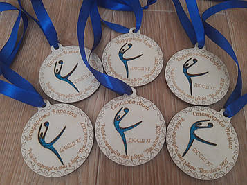 Іменна медаль для спортсмена із дерева