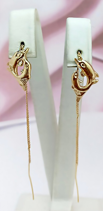 Сери протяжки бульут. Висота сережки 9.0 см завширшки 6 мм.