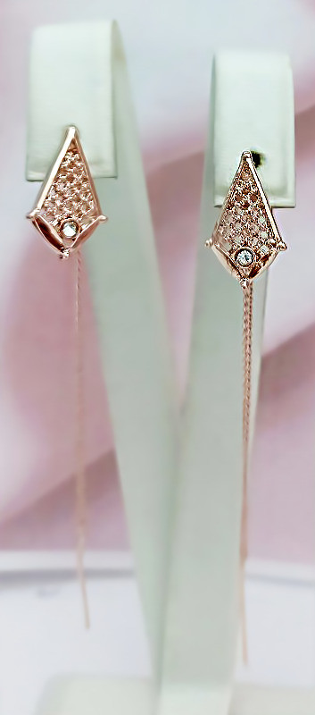 Сери протяжки бульут. Висота сережки 9.0 см завширшки 5 мм.