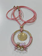 Длинная цепочка подвеска на шею розовая пудровая тканевая с золотистым кулоном монета