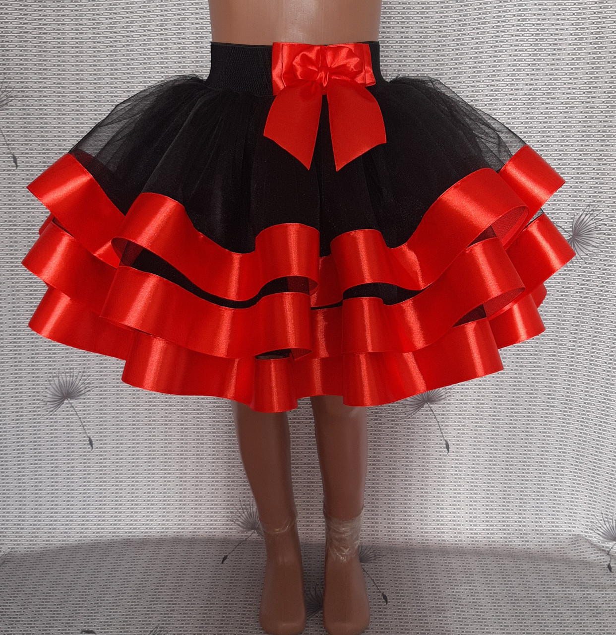 Дитяча пишна спідничка в три шари фатину, чорна з червоними стрічками, розмір 110-116