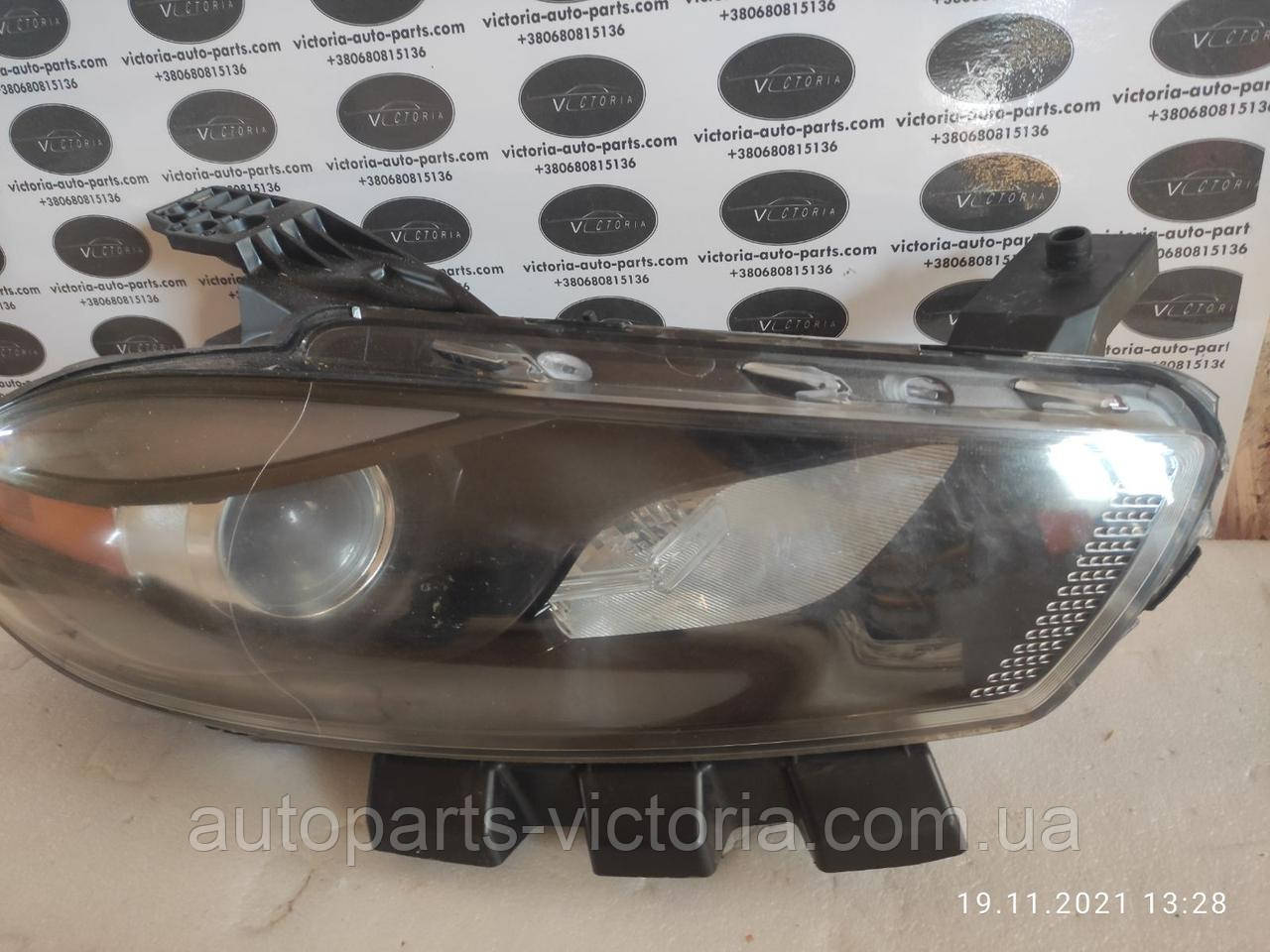 Фара права галоген Dodge Dart R Halogen black США Б/У